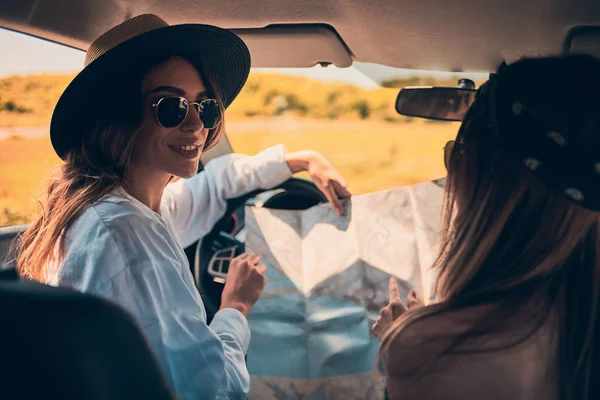 Dos Chicas Sentadas Coche Mirando Mapa — Foto de Stock