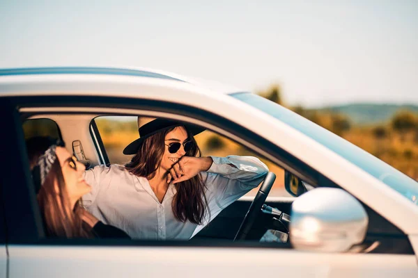 Zwei Junge Frauen Haben Spaß Autofahren — Stockfoto