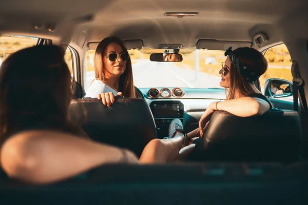 Três Mulheres Desfrutar Uma Viagem Eles Conversam Enquanto Estão Sentados — Fotografia de Stock