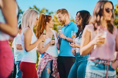 Gruba dans ve açık hava partisi/Müzik Festivali'nde iyi vakit geçiriyor 