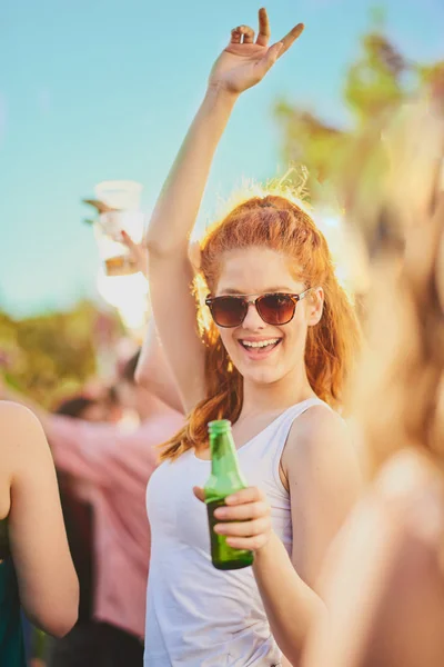 Ingwergirl Tanzt Trinkt Und Amüsiert Sich Auf Einer Outdoor Party — Stockfoto