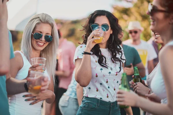 Grupo Personas Bailando Divirtiéndose Fiesta Aire Libre Festival Música — Foto de Stock