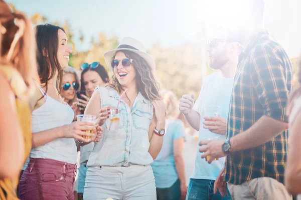 Grupo Personas Bailando Divirtiéndose Fiesta Aire Libre Festival Música — Foto de Stock