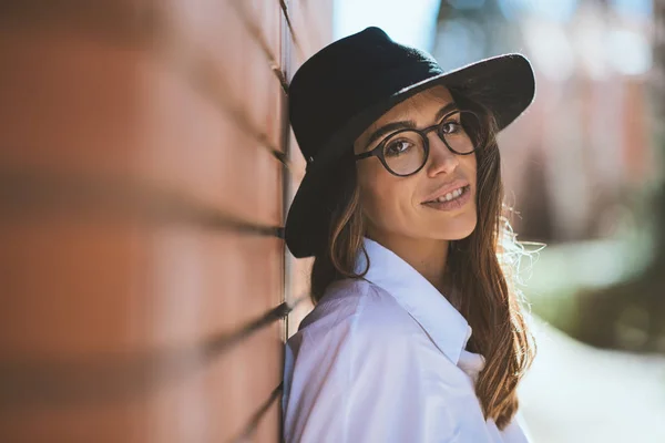 Head Shot Stasnding Dziewczyna Ulicy Dziewczyna Sobie Okulary Kapelusz — Zdjęcie stockowe