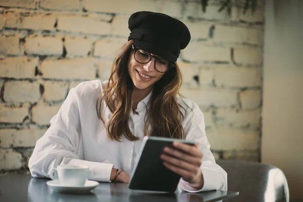 Jovem Mulher Moderna Sentada Café Usando Tablet — Fotografia de Stock