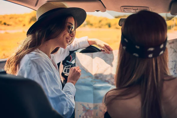 Duas Meninas Sentadas Carro Olhando Para Mapa — Fotografia de Stock