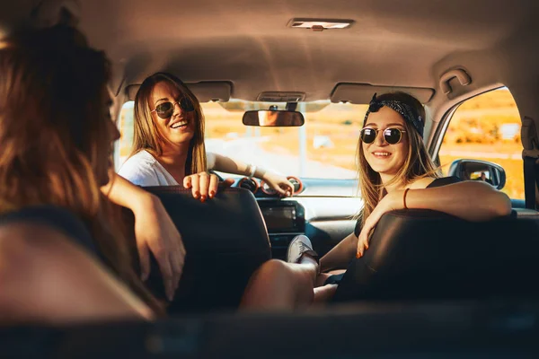 三名妇女享受公路旅行 他们坐在车里聊天 — 图库照片