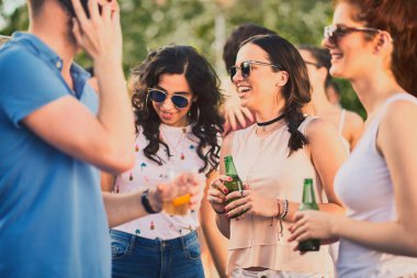 Gruba dans ve açık hava partisi/Müzik Festivali'nde iyi vakit geçiriyor 