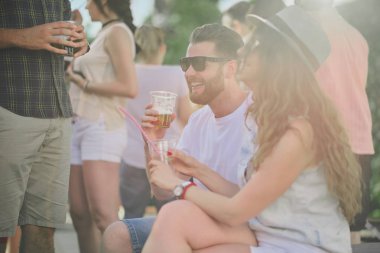 Oturma ve açık partide alkol Çift 