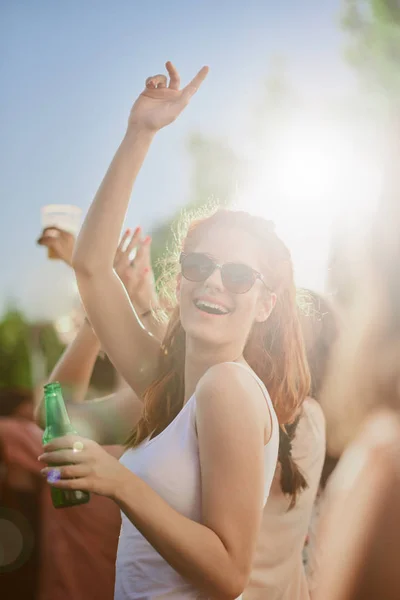 Ginger Girl Danse Boire Bon Moment Fête Plein Air — Photo