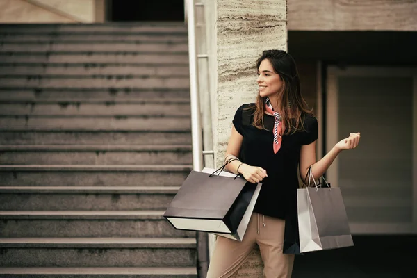 Alışveriş merkezinde alışveriş kadın portresi.