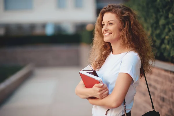 Étudiante Sur Campus Avec Des Livres Dans Les Bras Sac — Photo