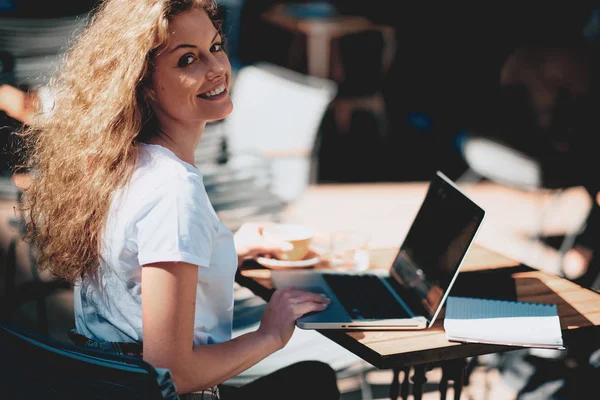 Estudante Sexo Feminino Bebendo Café Usando Laptop Enquanto Sentado Café — Fotografia de Stock