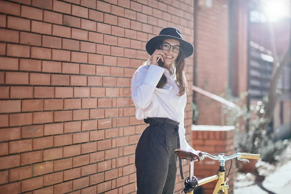 Kobieta Pomocą Smartfona Gospodarstwa Rower Stojąc Ulicy — Zdjęcie stockowe