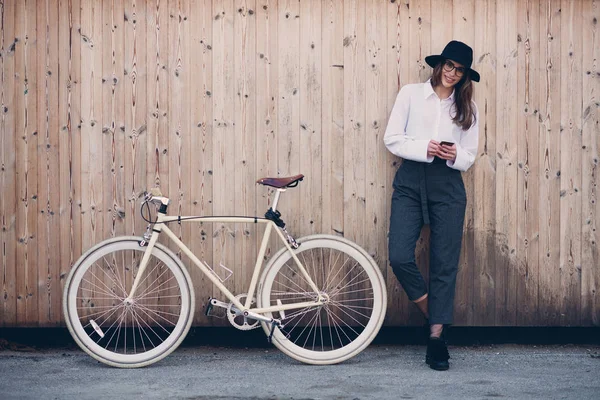 Retrato Una Hermosa Morena Sosteniendo Bicicleta Fondo Madera —  Fotos de Stock