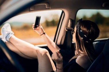 Vintage van road trip selfie alarak Boho kız