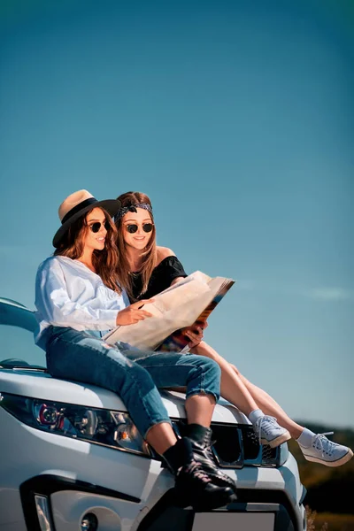 Meninas Sentadas Carro Olhando Para Mapa — Fotografia de Stock