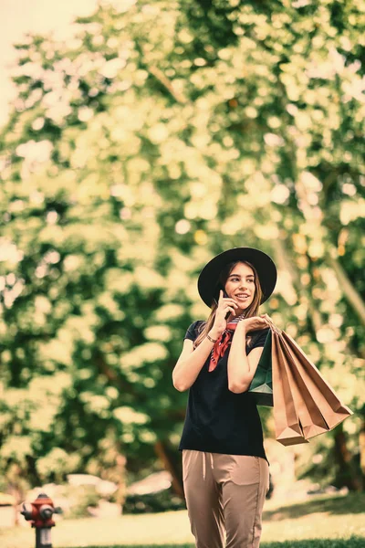 Retrato Mujer Usando Teléfono Inteligente Pie Parque Después Compras —  Fotos de Stock