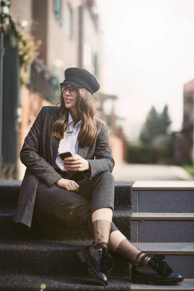 Retrato Una Mujer Usando Teléfono Inteligente Mientras Está Sentada Escaleras — Foto de Stock