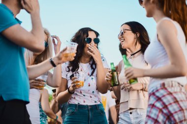 Gruba dans ve açık hava partisi/Müzik Festivali'nde iyi vakit geçiriyor 