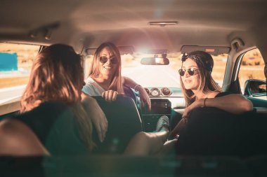 Üç kadın yolculuk zevk. Onlar arabada otururken sohbet.