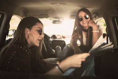 Haritaya bakıyordum ve having fun roadtrip üç genç kadın.