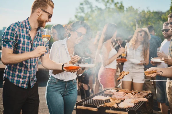 Gruppe Von Menschen Die Grill Stehen Plaudern Trinken Und Essen — Stockfoto