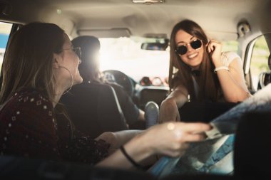 Üç genç kadın roadtrip eğleniyor