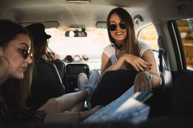 Üç genç kadın roadtrip eğleniyor