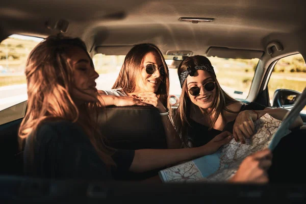 Drei Junge Frauen Haben Spaß Auf Roadtrip — Stockfoto