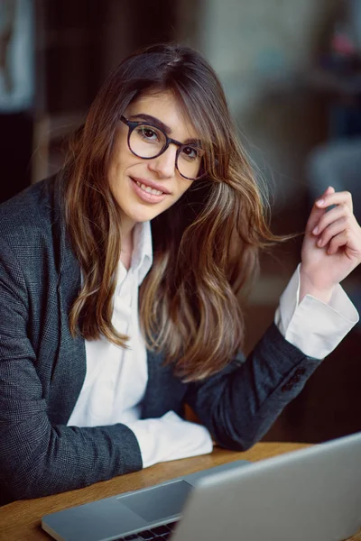 Jonge Moderne Vrouw Zitten Cafe Het Gebruik Van Laptop — Stockfoto