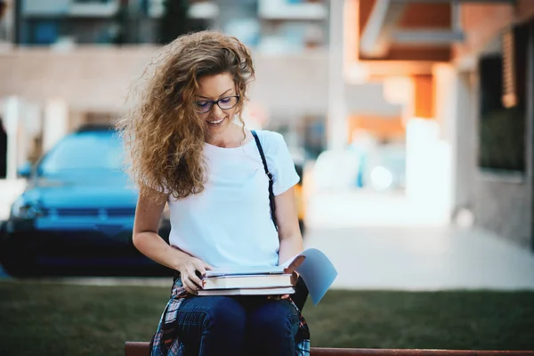 Kvinnlig Student Sitter Bänken Och Läsa Bok — Stockfoto