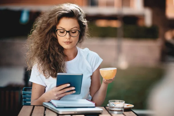 Vrouwelijke Student Met Behulp Van Tablet Drinken Koffie Het Café — Stockfoto