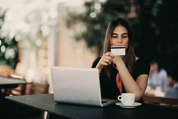 Jovem Feliz Usando Cartão Crédito Laptop Para Fazer Compras Enquanto — Fotografia de Stock