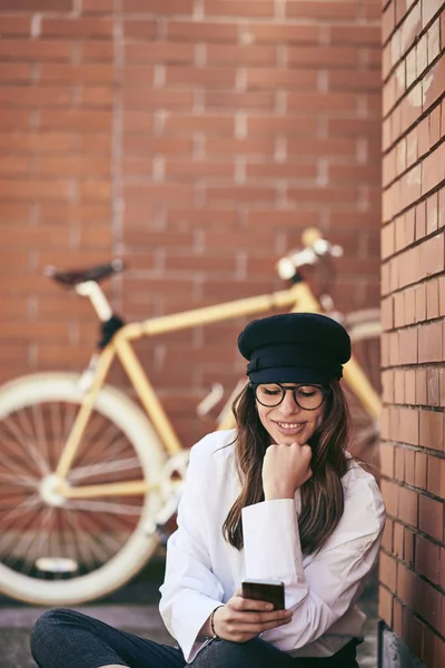 Mujer Sentada Acera Usando Teléfono Inteligente Junto Bicicleta Amarilla — Foto de Stock