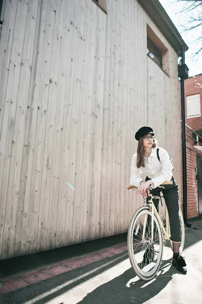 Retrato Una Hermosa Morena Sosteniendo Bicicleta Fondo Madera —  Fotos de Stock