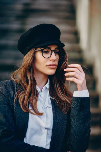 Foto Cabeza Hermosa Morena Con Gafas Sombrero — Foto de Stock