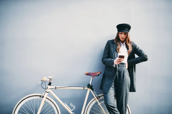 Falnak Állandó Szúró Telefon Használ Textil Mellett Sárga Bicikli — Stock Fotó