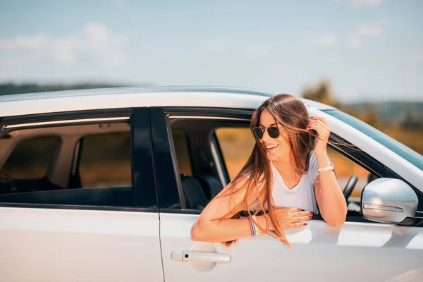 Mulher Posando Enquanto Inclina Janela Carro — Fotografia de Stock