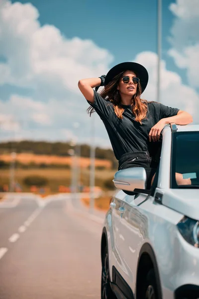 Frau Posiert Während Sie Sich Die Autoscheibe Lehnt — Stockfoto