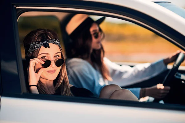 Dos Mujeres Jóvenes Divirtiéndose Viaje Por Carretera — Foto de Stock