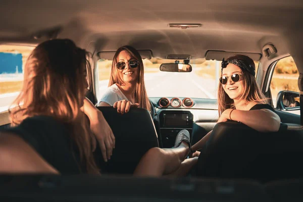 Drei Frauen Genießen Roadtrip Sie Plaudern Auto — Stockfoto