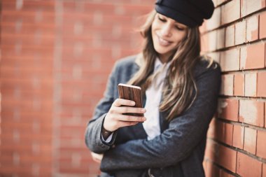 Açık havada akıllı telefon kullanan kadın. Telefon seçici odak.