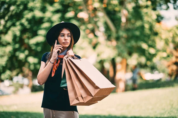 Ritratto Donna Che Utilizza Smartphone Trova Nel Parco Dopo Shopping — Foto Stock