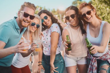 Gruba dans ve açık hava partisi/Müzik Festivali'nde iyi vakit geçiriyor 