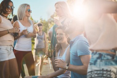 Gruba dans ve açık hava partisi/Müzik Festivali'nde iyi vakit geçiriyor 