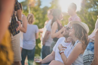 Gruba dans ve açık hava partisi/Müzik Festivali'nde iyi vakit geçiriyor 