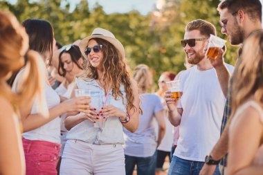 Gruba dans ve açık hava partisi/Müzik Festivali'nde iyi vakit geçiriyor 