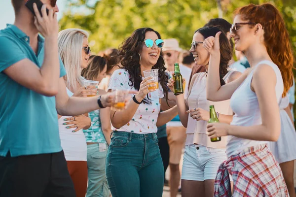 Csoportot Tánc Birtoklás Egy Idő Szabadtéri Party Zenei Fesztiválon — Stock Fotó