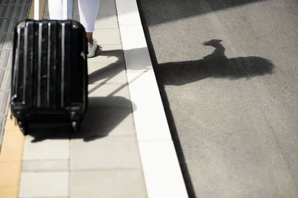 Mulher Transportando Bagagem Enquanto Caminha Para Estação Fechar Bagagem — Fotografia de Stock